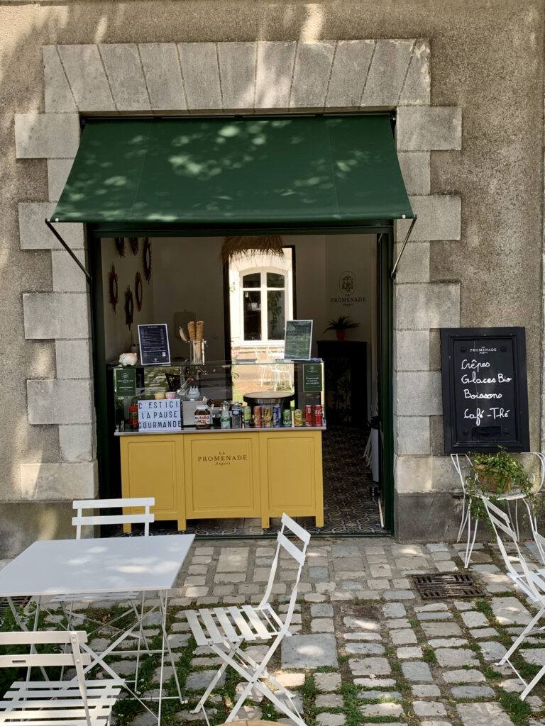 Maison Bout du monde château Angers, La Promenade Angers, crêpes maison, glaces artisanales bio, plats chauds et boissons