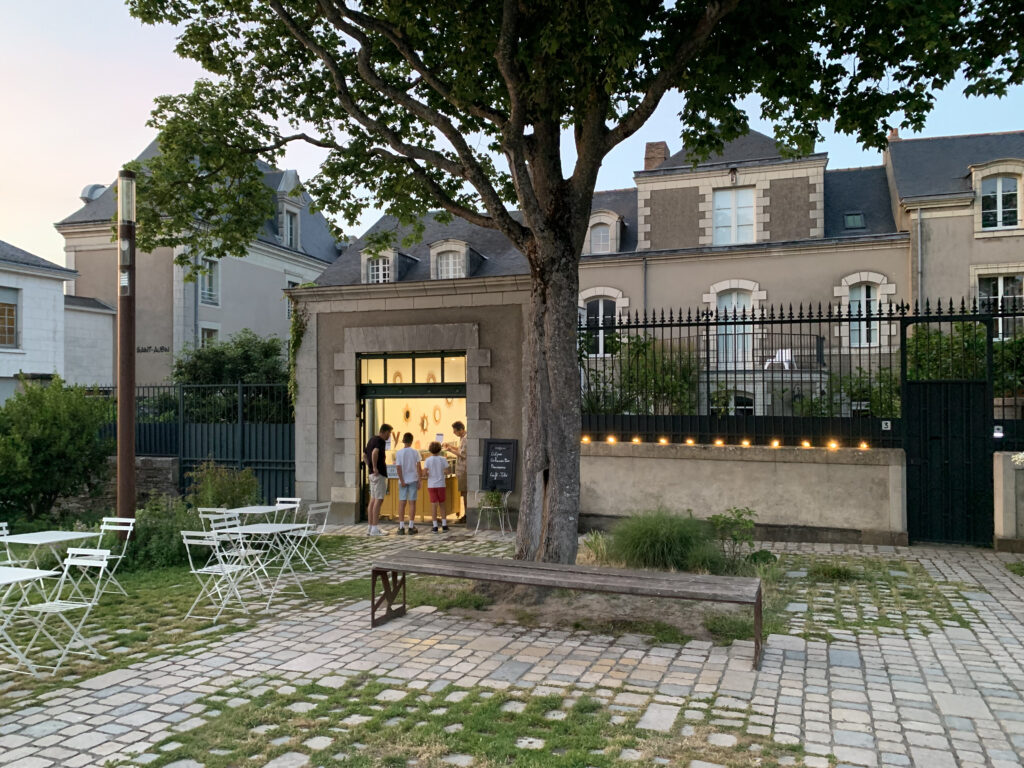 Maison Bout du monde château Angers, La Promenade Angers, crêpes maison, glaces artisanales bio, plats chauds et boissons