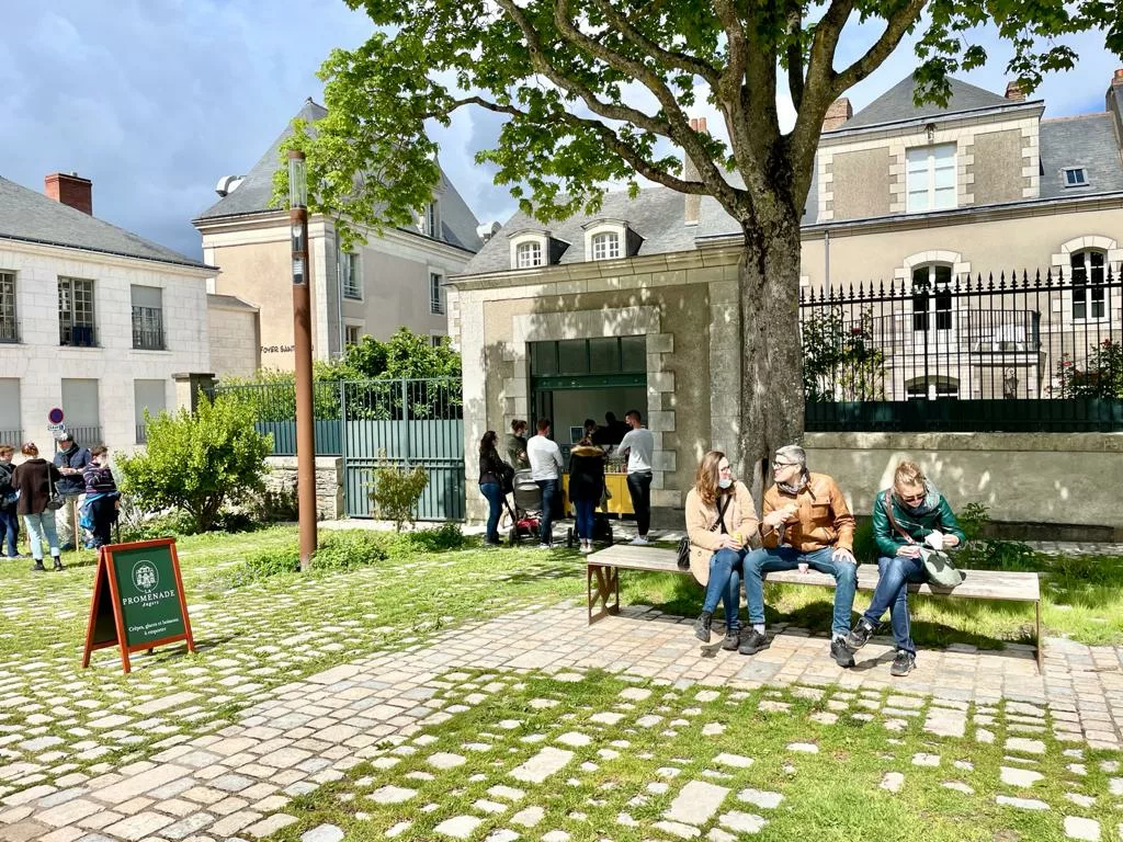 La Promenade Angers, crêpes, glaces et boisson juste en face l'entrée du château d'Angers.