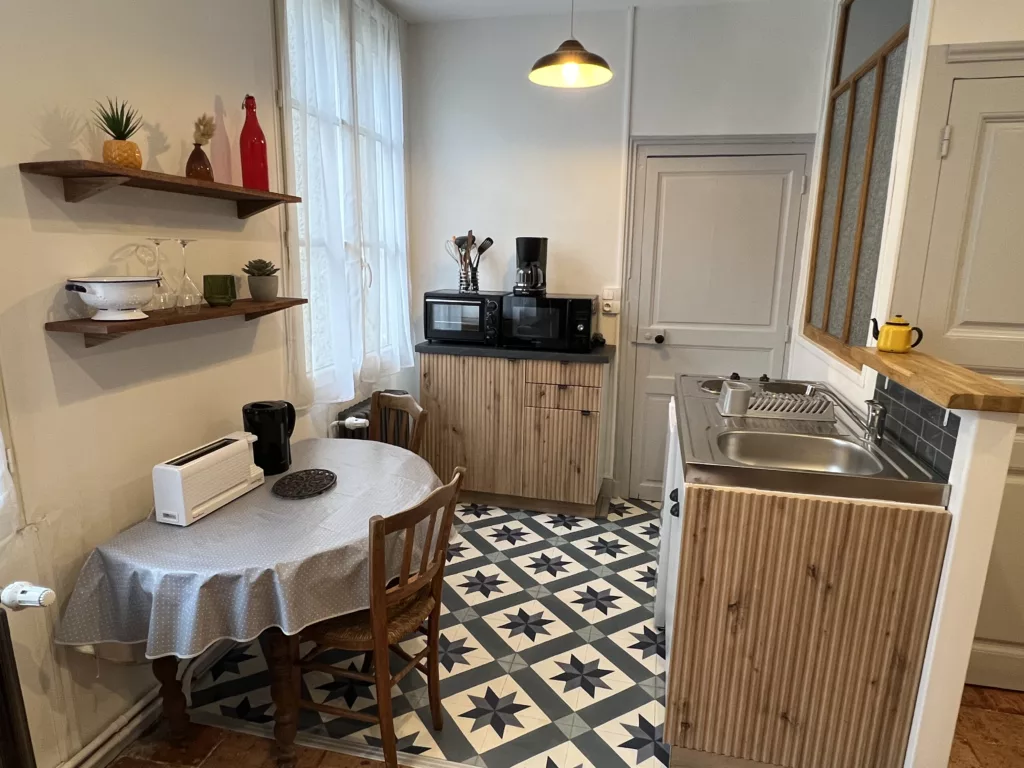 Maison Bout du monde château Angers, le studio Marcelle et sa cuisine équipée.