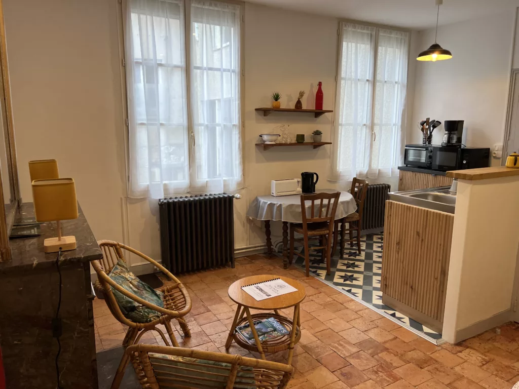 Maison Bout du monde Angers, le studio Marcelle et sa cuisine équipée.