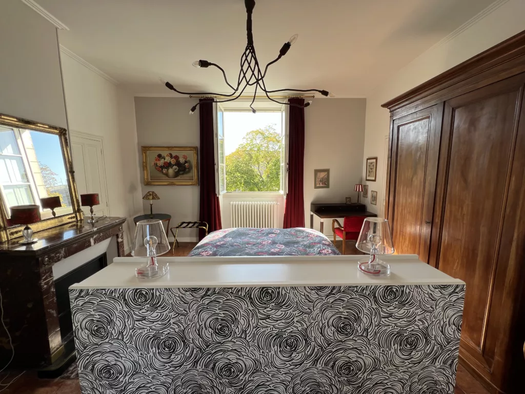 Chambre de charme à Angers centre avec vue jardin dans maison d’hôtes à proximité immédiate du château d’Angers