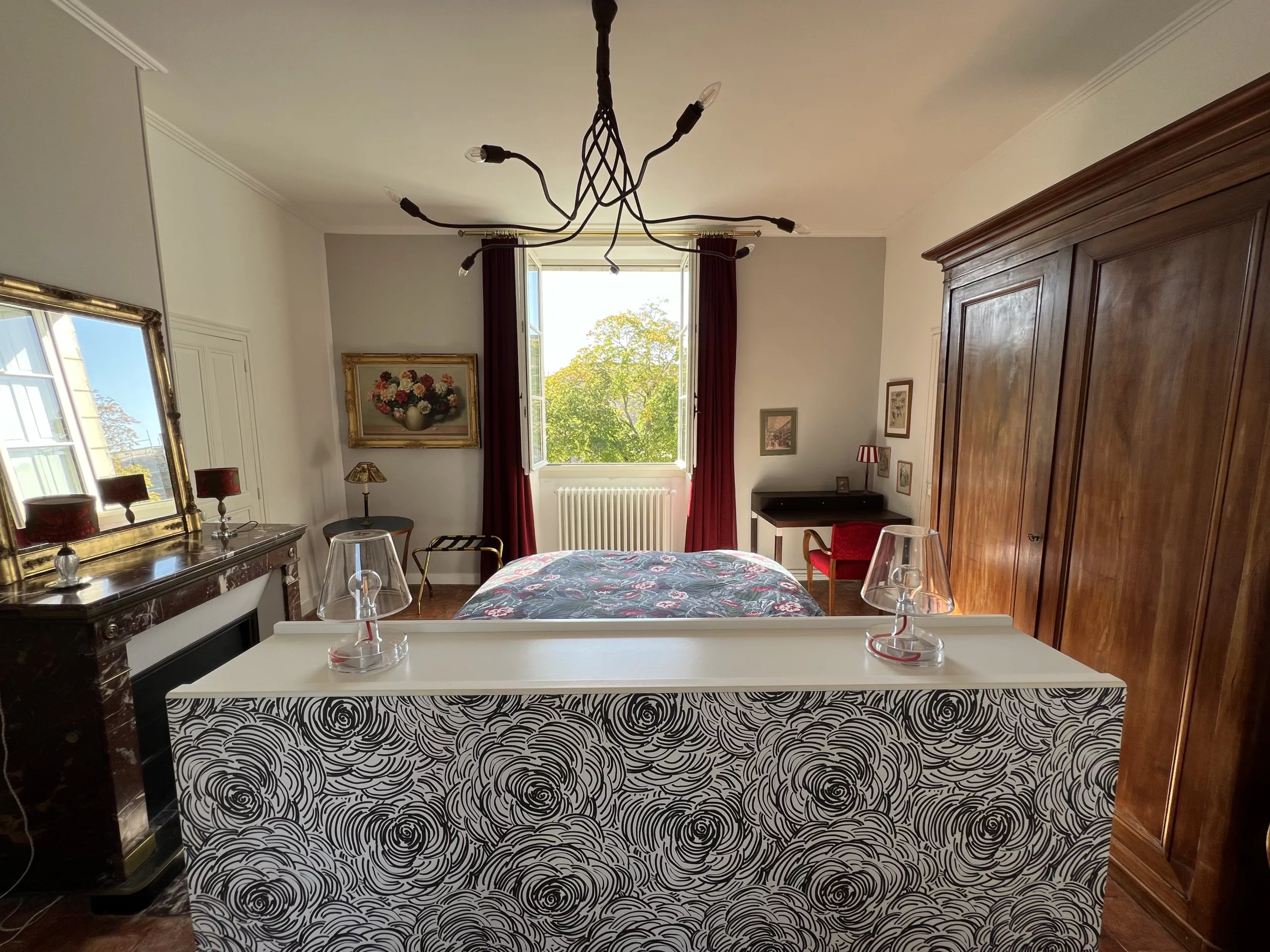 Chambre de charme à Angers centre avec vue jardin dans maison d’hôtes à proximité immédiate du château d’Angers