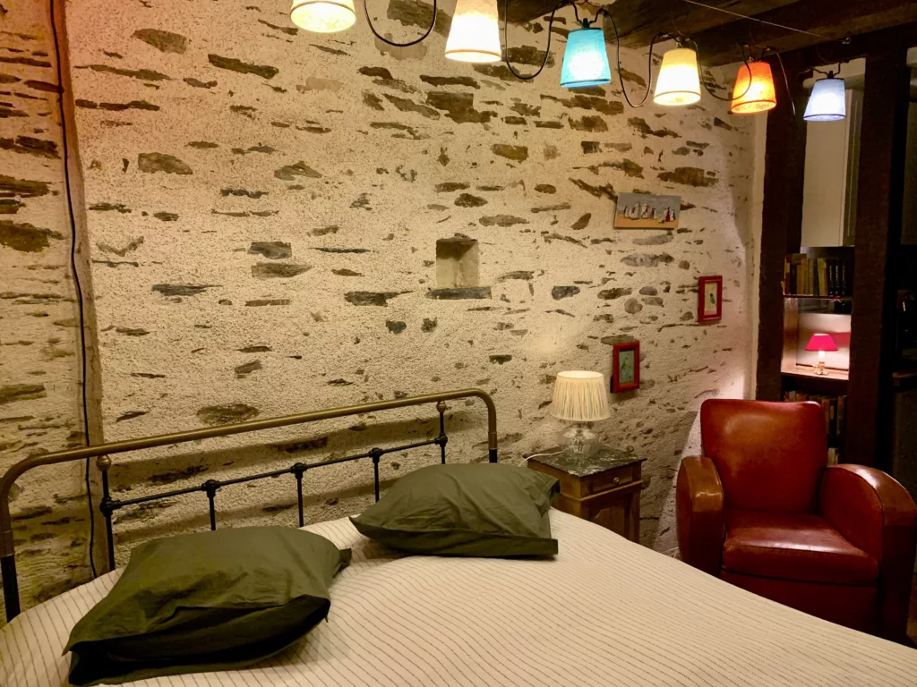 Lit double studio Angers centre proche château avec décoration chaleureuse