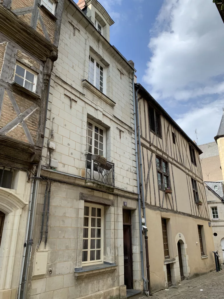 Rue historique Angers centre proche château quartier ancien Maison Bout du monde