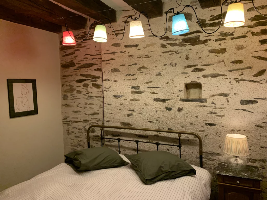 Lit double studio Angers centre proche château avec décoration chaleureuse